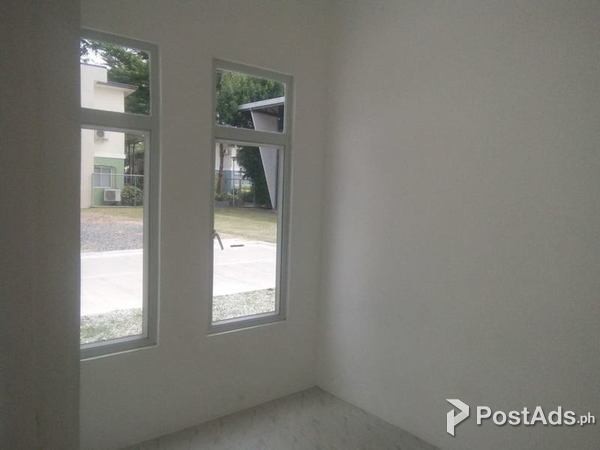 Single attached  3 bdr 2TB house w space for car park and lawn