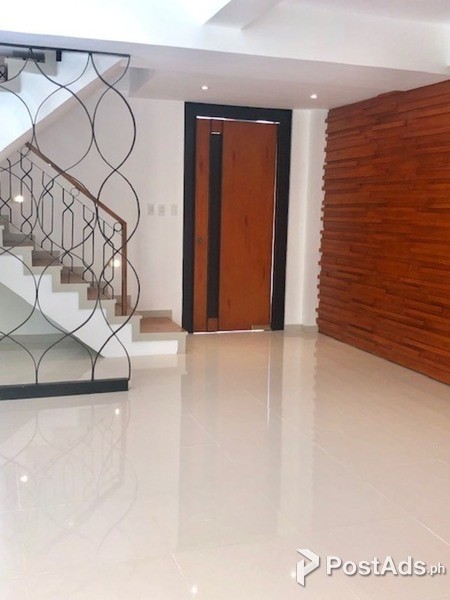 ELEGANT TOWNHOUSE FOR SALE IN TEACHERS VILLAGE Q.C !