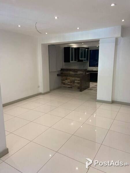 FOR SALE TOWNHOUSE UNIT WITH 2 CAR GARAGE IN QUEZON CITY!!!
