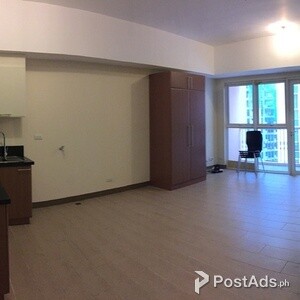 Large Studio with Balcony in Venice Caruso | PostAds PH