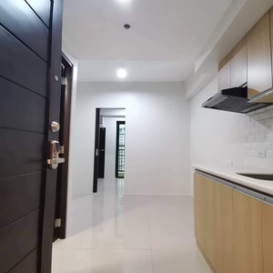 QC 1 BR w/ balcony condo for sale near Katipunan LRT2 station | PostAds PH