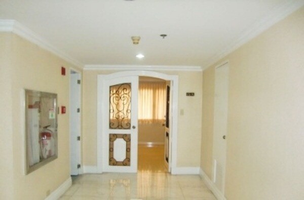 Makati 3 bedroom unit for rent w/ parking and balcony in Salcedo