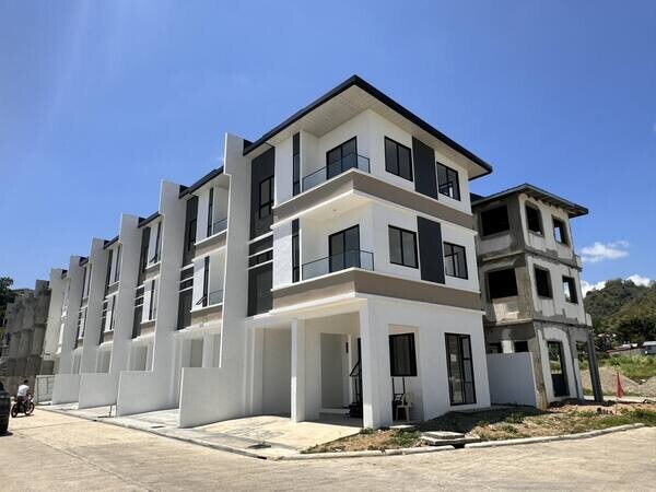 Pre selling 3 Storey House in Talamban Cebu