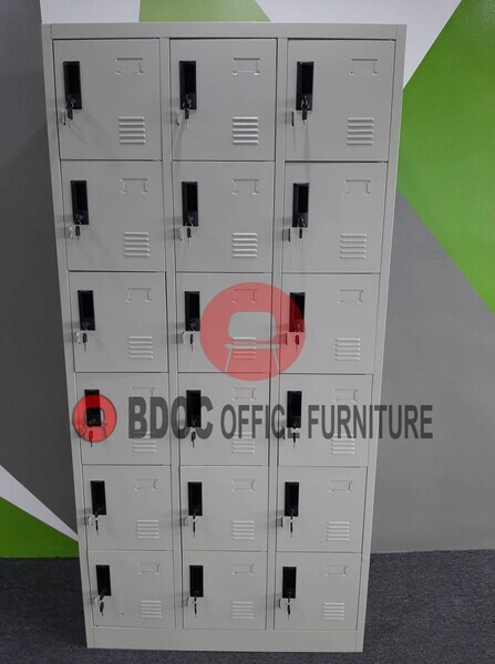 LOCKER 15 DOORS 