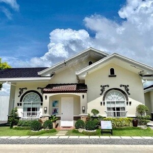 BUNGALOW SINGLE DETACHED BEACH HOUSE ROYAL PALMS TOLEDO | PostAds PH