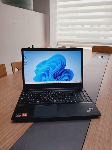 Lenovo E585
