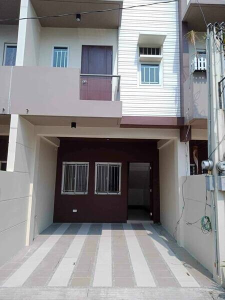 For Sale ‼️ 3Bedrooms w/ Parking Townhouse  in Quezon City             