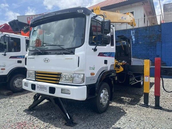HYUNDAI 7 TONS BOOM TRUCK SOOSAN CRANE
