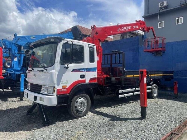  For sale: Hyundai 6 tons boom truck