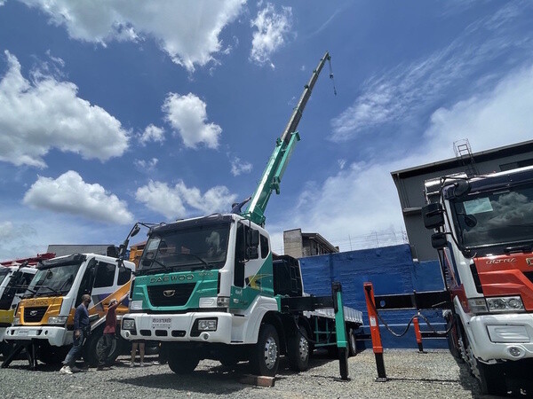 Euro4 12 tons crane capacity boom truck
