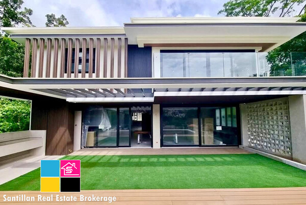 Villas House with Swimming Pool for Sale in Maria Luisa Estate Park