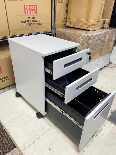STEEL MOBILE PEDESTAL 