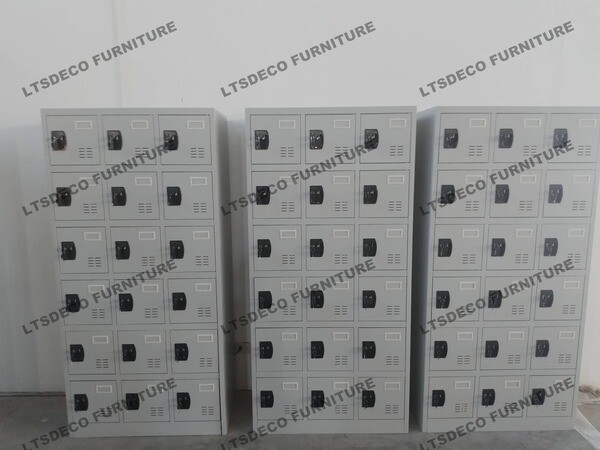  18 DOOR STEEL LOCKER OFFICE PERTITION