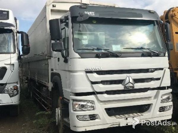 10 Wheeler HOWO Wing Van Truck, 32Feet, 371HP (Weichai Engine)  We acc